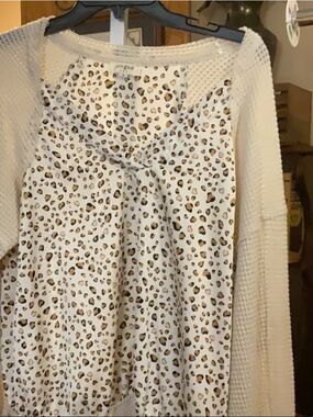 Umgee Leopard Waffle Type Sleeves Sz M Ptp 22 Length 26 95% Poly 5 Spandex